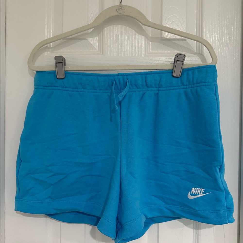Nike Women's Blue Shorts Standard Fit Mid Rise Size Large NWT